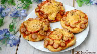 Дрожжевые лепешки с сосисками