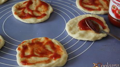 дрожжевые лепешки с сосисками