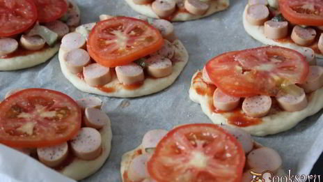 дрожжевые лепешки с сосисками