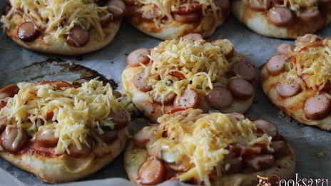 дрожжевые лепешки с сосисками