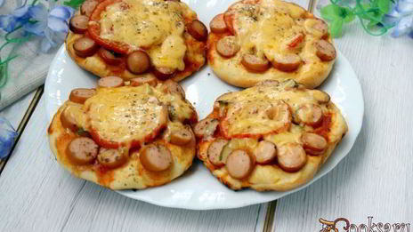 дрожжевые лепешки с сосисками