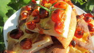 Фокачча на картофельном тесте с черри