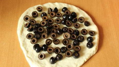 фокачча с маслинами и орегано