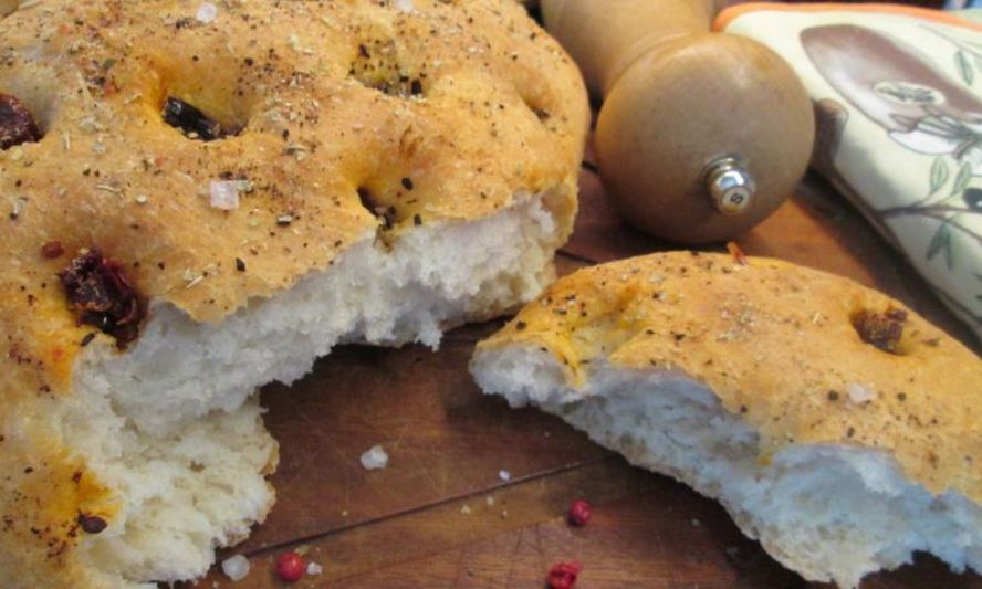 Рецепт фокачча с паприкой и вялеными томатами