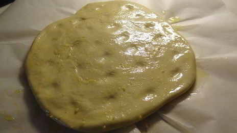 фокачча с пармезаном и пряными травами