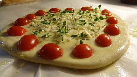 фокачча с пармезаном и пряными травами