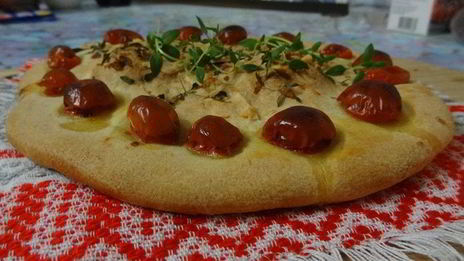 фокачча с пармезаном и пряными травами