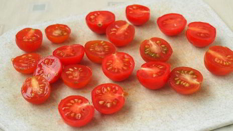 фокачча с помидорами черри и ароматными травами