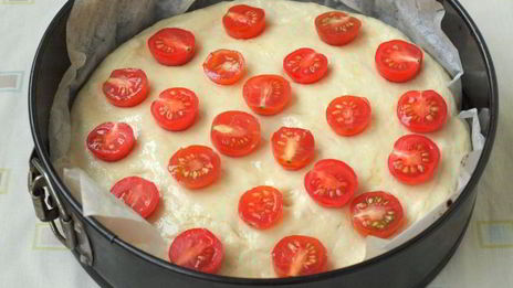 фокачча с помидорами черри и ароматными травами