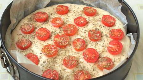 фокачча с помидорами черри и ароматными травами