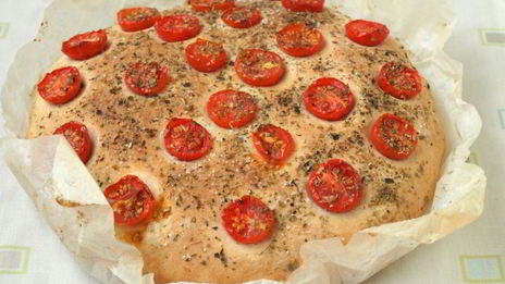 фокачча с помидорами черри и ароматными травами