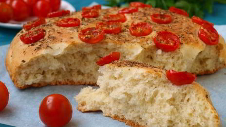 фокачча с помидорами черри и ароматными травами