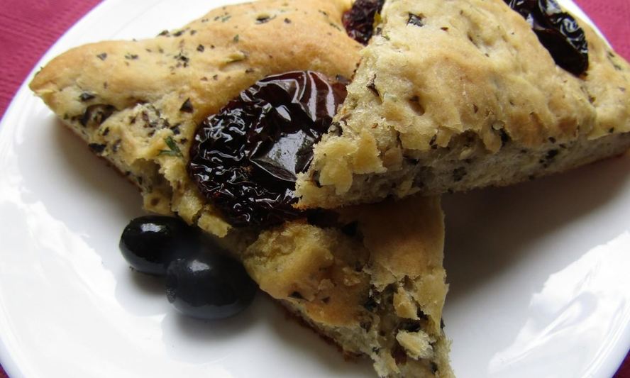 Рецепт фокачча с тапенадой и вялеными томатами