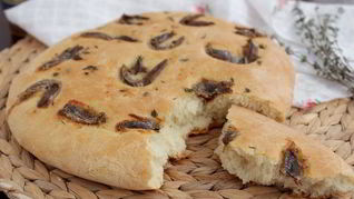 Фокачча с тимьяном и анчоусами