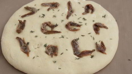 фокачча с тимьяном и анчоусами