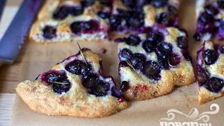 Фокачча с виноградом и розмарином