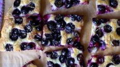 фокачча с виноградом и розмарином