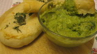 Индийские лепешки Наан с соусом из авокадо