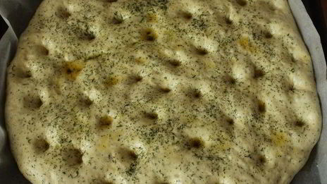 картофельная фокачча с печеным чесноком и укропом