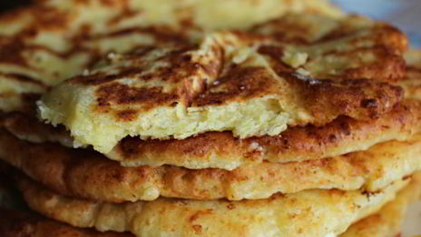 кукурузные лепешки на сковороде