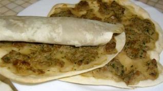 Ламаджо — армянские хрустящие лепешки прослоенные мясным фаршем
