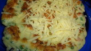 Лепешка на завтрак с яйцами и колбасой