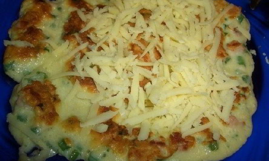 Рецепт лепешка на завтрак с яйцами и колбасой