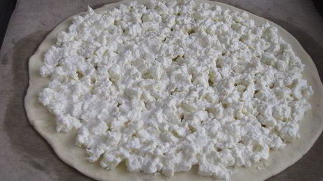 лепешка с моцареллой, фетой и орегано