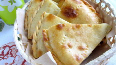 лепешка с моцареллой, фетой и орегано