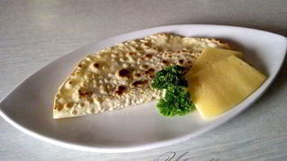 Лепешка с сыром, орехами и зеленью