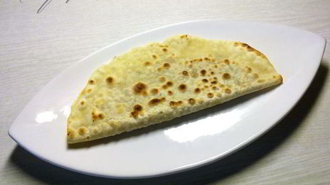 лепешка с сыром, орехами и зеленью