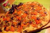 Лепешка с тыквой, оливками и луком
