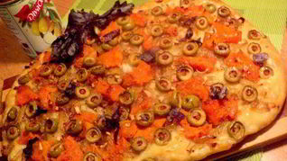 Лепешка с тыквой, оливками и луком