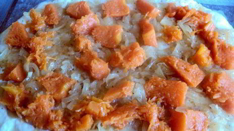 лепешка с тыквой, оливками и луком