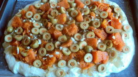 лепешка с тыквой, оливками и луком
