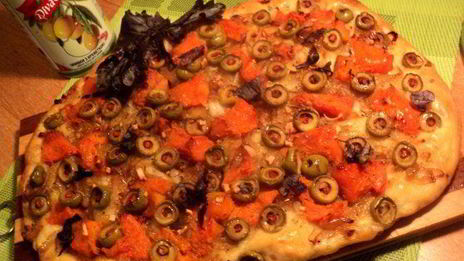 лепешка с тыквой, оливками и луком