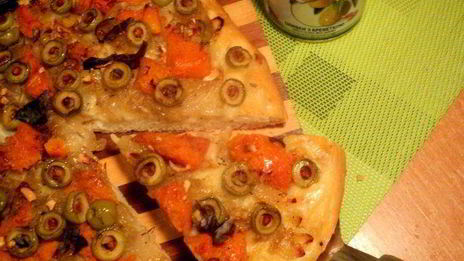 лепешка с тыквой, оливками и луком