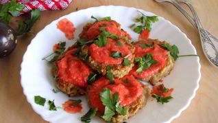 Лепешки из баклажана с оригинальным соусом