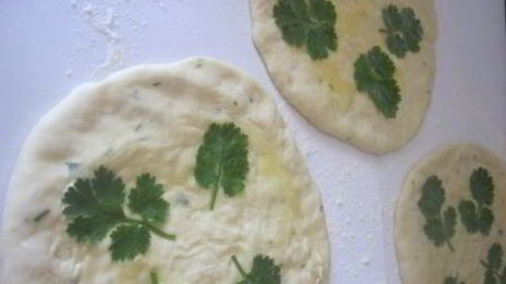 лепешки наан со специями и кинзой