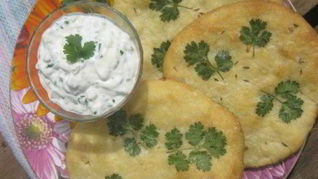 лепешки наан со специями и кинзой