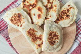 Лепешки с начинкой из сыра и шпината