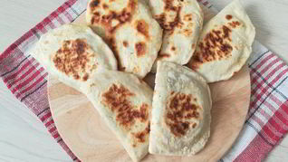 Лепешки с начинкой из сыра и шпината