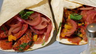 Лепешки с тыквой, острой колбасой и маринованным луком