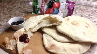 Лепешки с заатаром и с ягодным Джемом