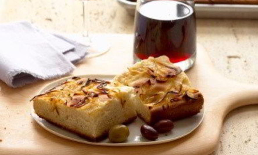 Рецепт луковая фокачча с оливками и красным вином