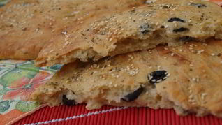 Пряная фокачча с маслинами