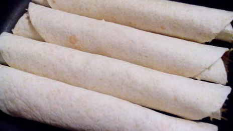 тортильи запеченные с сыром и колбасой