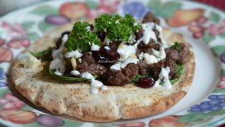 Ужин в турецком стиле на лепешке