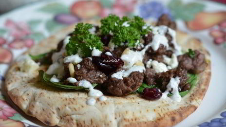 ужин в турецком стиле на лепешке