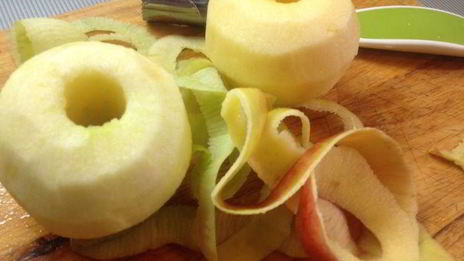 вегетарианские сосиски с квашеной капустой на лепешке из кабачков с яблочно-морковным пюре